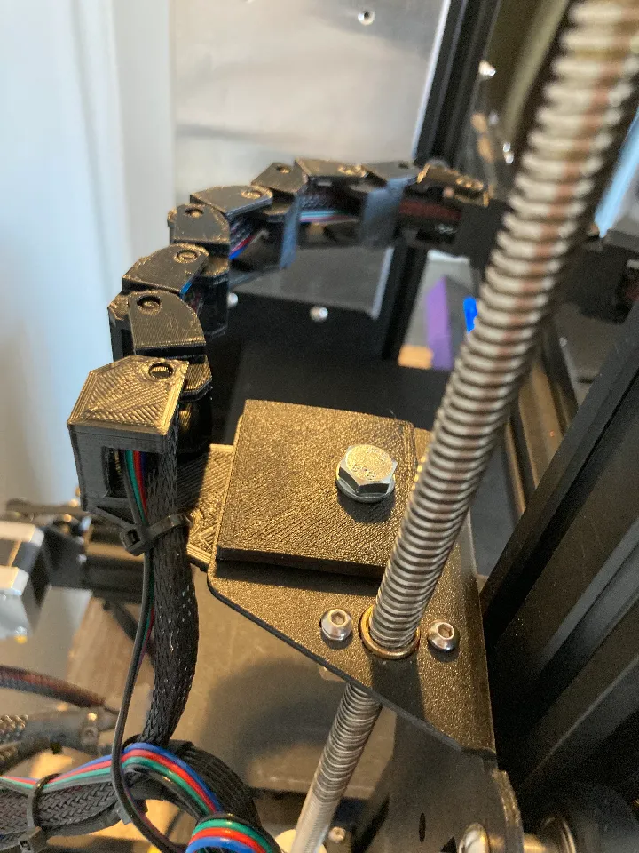 Se sua peça começa perfeita e, de repente, as camadas ficam desalinhadas ou “escorregadas”, você está enfrentando o famoso Layer Shift.

Esse problema é muito comum em impressoras como a Creality Ender 3, Creality K1 e Anycubic Kobra.

Mas a boa notícia é que quase sempre é falha mecânica simples.

🔎 Como identificar camadas deslocadas

Você vai notar:

Um “degrau” no meio da peça

Parte superior fora do alinhamento

Impressão parece ter escorregado lateralmente

Isso acontece quando o motor perde passos nos eixos X ou Y.

1️⃣ Correias Frouxas (Principal Causa)
4

Se a correia estiver frouxa:

O eixo perde precisão

O motor gira mas o carro desliza

As camadas ficam deslocadas

✔ Como resolver:

Aperte os tensionadores

A correia deve vibrar como corda firme

2️⃣ Polia do Motor Solta

Se o parafuso da polia estiver frouxo:

O eixo gira parcialmente

O deslocamento acontece de repente

✔ Solução:

Aperte o parafuso allen alinhado ao eixo do motor.

3️⃣ Velocidade Muito Alta

Imprimir rápido demais pode:

Fazer o motor perder passos

Causar deslocamento lateral

✔ Ajuste seguro:

PLA: 40–60 mm/s

PETG: 35–50 mm/s

Reduza 20% e teste.

4️⃣ Aceleração e Jerk Muito Altos

Configurações agressivas no slicer:

Forçam o motor

Criam trancos

Geram layer shift

Reduza aceleração para valores moderados (500–1000 mm/s² para iniciantes).

5️⃣ Obstáculo Físico na Impressão
4

Cabos presos ou mesa batendo em algo:

Travamento momentâneo

Perda de passo

Camada deslocada

Verifique:

Cabos soltos

Objetos encostando

Fios travando eixo

6️⃣ Rolamentos ou Trilhos Sujos

Se o eixo estiver duro:

O motor força demais

Pode perder passo

Limpe e lubrifique trilhos regularmente.

7️⃣ Fonte de Alimentação Instável

Queda de energia momentânea pode:

Fazer motor falhar

Criar deslocamento

Use filtro de linha ou estabilizador adequado.

8️⃣ Driver de Motor Superaquecendo

Se o driver esquentar demais:

Ele reduz potência

O motor perde torque

Verifique:

Ventilação da placa

Cooler funcionando

Checklist Rápido

✔ Apertei correias?
✔ Conferi polias?
✔ Reduzi velocidade?
✔ Verifiquei cabos?
✔ Limpei trilhos?

Se sim, o problema praticamente desaparece.

Como Evitar Camadas Deslocadas

Manutenção mensal

Não imprimir exageradamente rápido

Conferir tensão das correias

Evitar aceleração extrema

Conclusão

Se você está enfrentando camadas deslocadas na impressão 3D, normalmente é:

👉 Correia frouxa
👉 Polia solta
👉 Velocidade alta
👉 Obstáculo físico

Corrigindo isso, suas peças voltam a sair perfeitamente alinhadas.